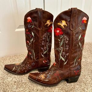 Never worn. Embossed leather wingtip Lane Cowgirl Boots sz 10.5